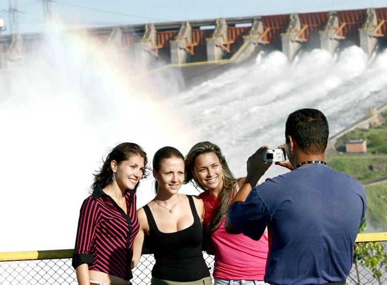 Katamaránská jízda k přehradě Itaipu - exkurze z Foz do Iguaçu