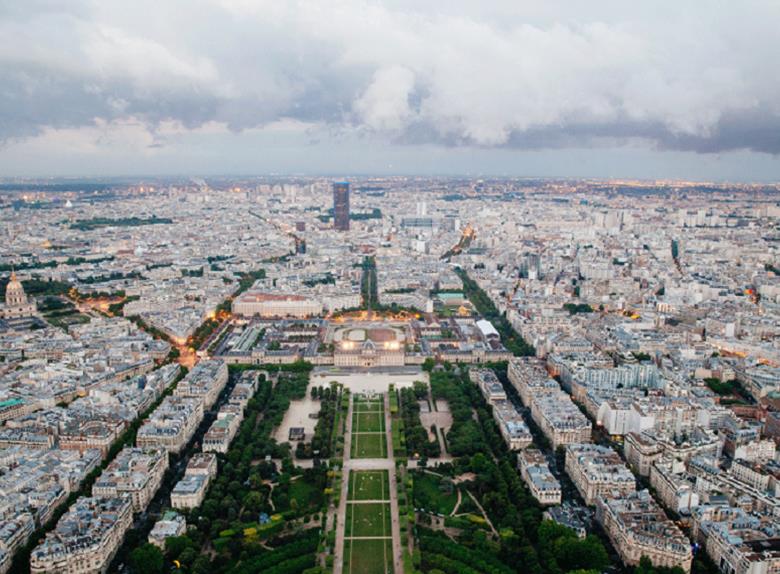 Nachtbike-Tour durch Paris mit Tickets für den schnellen Einstieg in den Eiffelturm