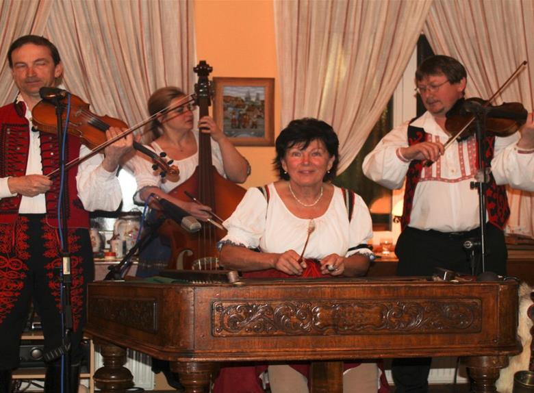 Praha: folklórní večer s živou hudbou a večeří