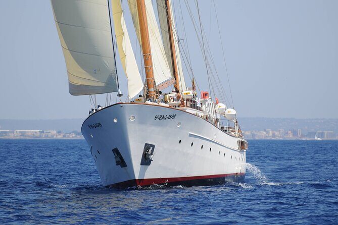 1,5 Hour sunset Tour on a Historical Boat with music DJ &, drinks - The Value of This Experience