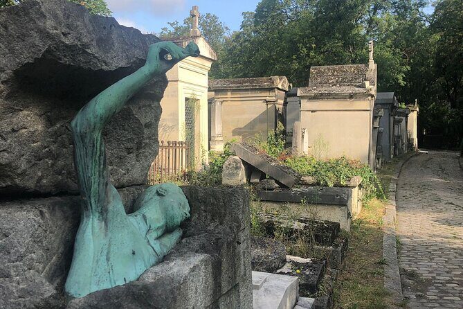 2.5 Hour Walking Tour of Père Lachaise Cemetery from Paris - The Value of a Guided Tour in Père Lachaise