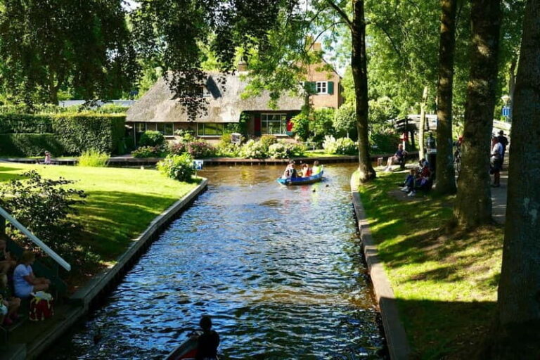 2 hour Luxury Private Closed Boat Tour with Local Guide - Discovering Giethoorn from the Water: An In-Depth Look