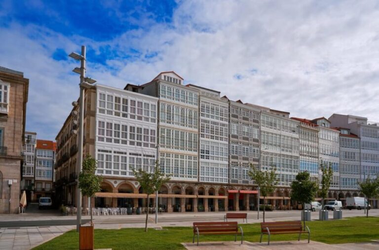 A Coruña: Historic Walking Tour Old Town and Highlights - Exploring A Coruña’s Historic Heart