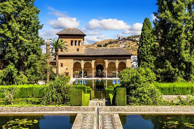 Alhambra Ticket and Guided Tour with Nasrid Palaces - Exploring the Alhambra Guided Tour: What You Can Expect