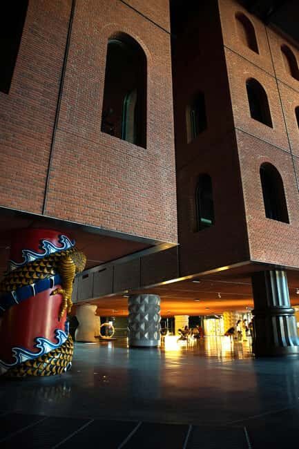 Alhóndiga de Bilbao: Art explained by Artists - Key Points