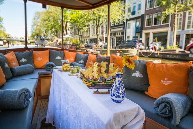 Amsterdam Canal Cruise in Classic Salon Boat With Drinks and Cheese - Exploring the Details of the Amsterdam Canal Cruise
