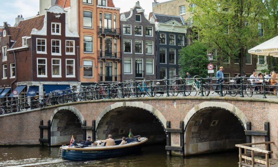 Amsterdam: Red Light District & City Tour German or English - Authentic Insights from Reviews