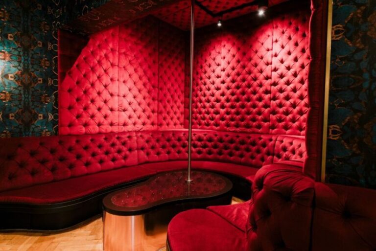 Amsterdam: Tour De BonTon Club Tour and 20+ Nightclubs Entry - Visiting the Nightclubs: The Heart of the Experience