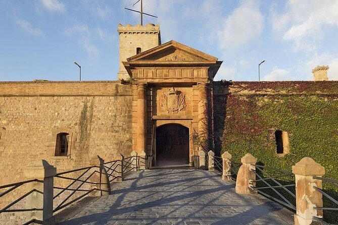 Barcelona Best Views: Old Town and Montjuic Castle Private Tour - The Sum Up