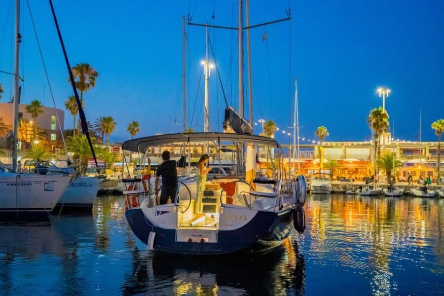 Barcelona: Cena Romántica y noche en camarote en velero - An In-Depth Look at the Experience