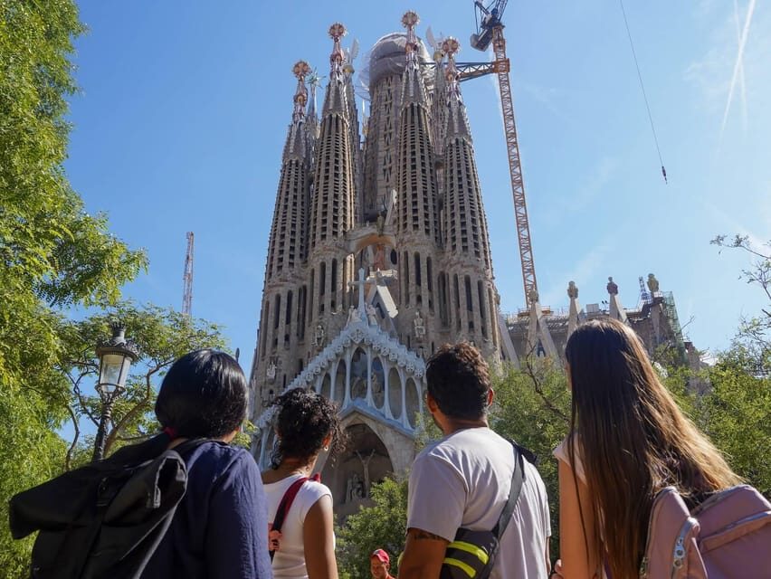Barcelona: Fast-Track Sagrada Familia and Towers Guided Tour - A Closer Look: What You Can Expect on This Tour