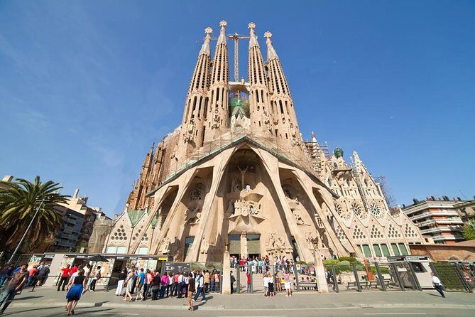 Barcelona Highlights Tour and Montserrat Monastery with Hotel Pick-up - A Deep Dive into the Experience