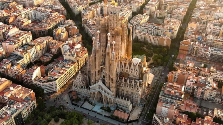 Barcelona in a Day: 6-Hour Scenic & Cultural Highlights Tour - Detailed Breakdown of the Itinerary