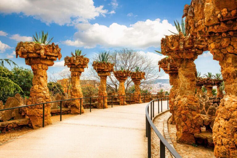 Barcelona: Park Güell Guided Tour with Fast-Track Ticket - Who Should Consider This Tour?