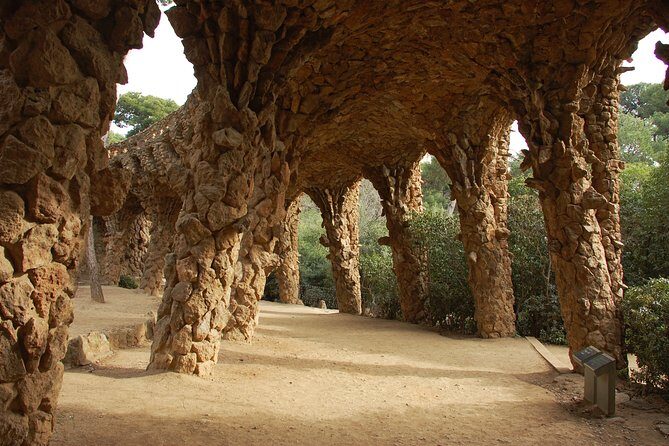 Barcelona: Park Guell Guided Tour with Skip the Line Ticket - Exploring the Park Güell Guided Tour in Depth
