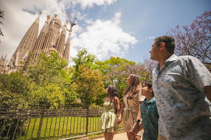 Barcelona: Professional Photoshoot Outside Sagrada Familia - Who Should Consider This?