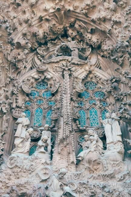 Barcelona: Sagrada Familia Guided Tour with Entry Ticket - Who Should Consider This Tour?