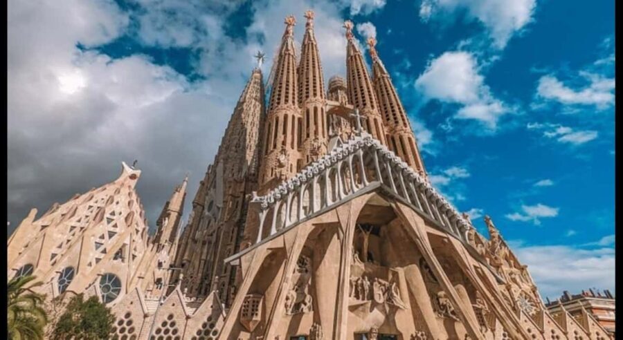 Barcelona: Sagrada Familia Guided Tour with Tickets - A Closer Look at the Experience