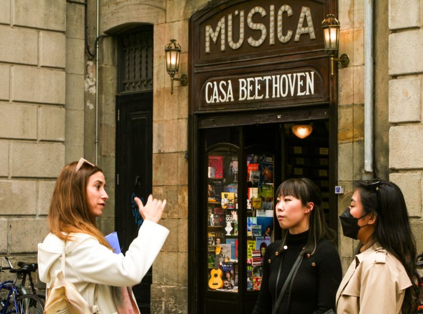 Barcelona: Sagrada Familia, Park Güell and Old Town Tour - Transportation and Group Size