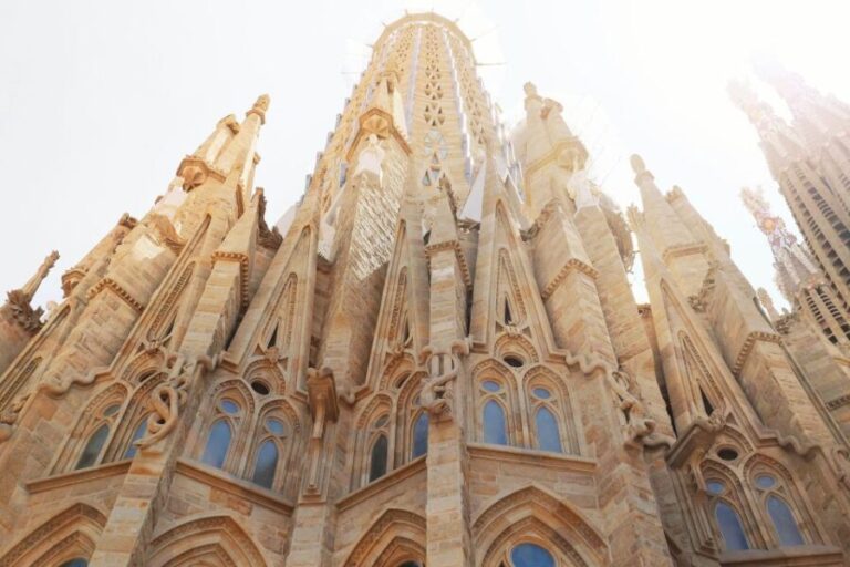 Barcelona: Sagrada Familia Small Group Guided Tour - Exploring the Sagrada Familia Small Group Tour: What You Can Expect