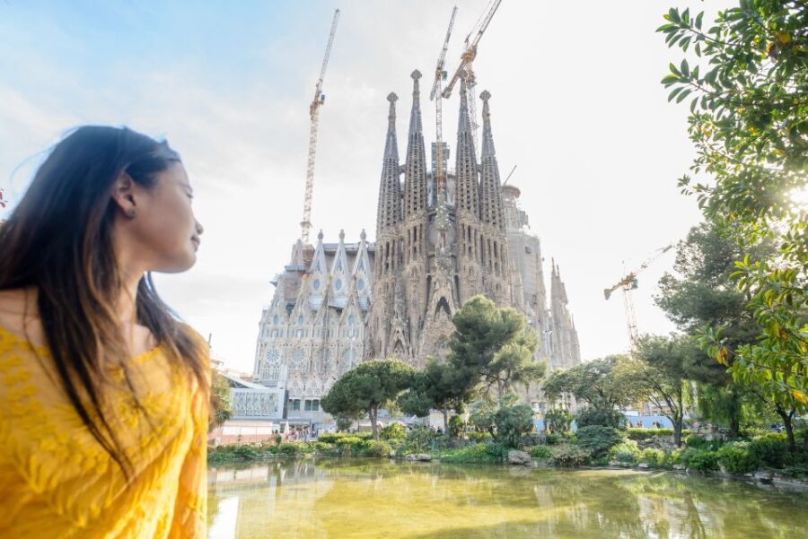 Barcelona: Sagrada Familia Tour & Optional Tower Visit - What Makes This Tour Stand Out
