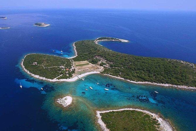 Blue Cave,Blue Lagoon and Ship Wreck - unique private boat tour - Hvar Town and Fortica Fortress