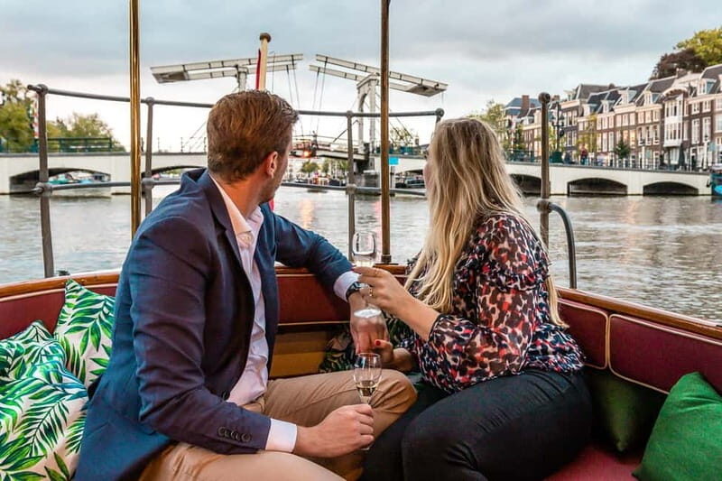 Boat trip through the canals of Amsterdam with Spanish guide - An In-Depth Look at the Canal Experience