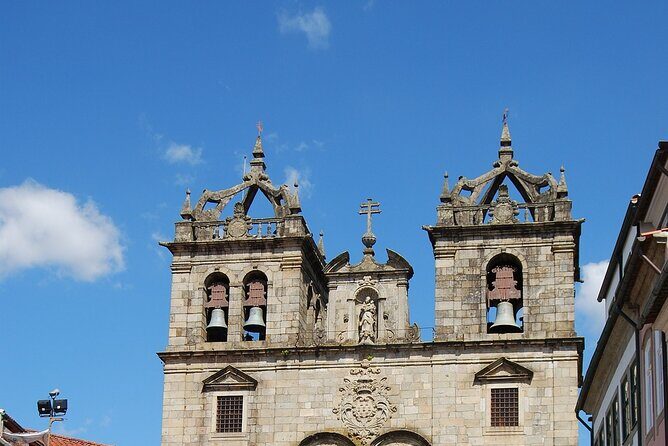 Braga/Guimarães: 1 Day with Lunch + farm and wine tasting - Transportation and Flexibility