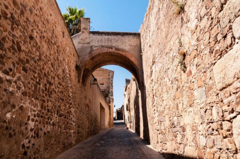 Cáceres: Guided City Highlights Walking Tour - The Walls and Gates: Stepping into the Middle Ages