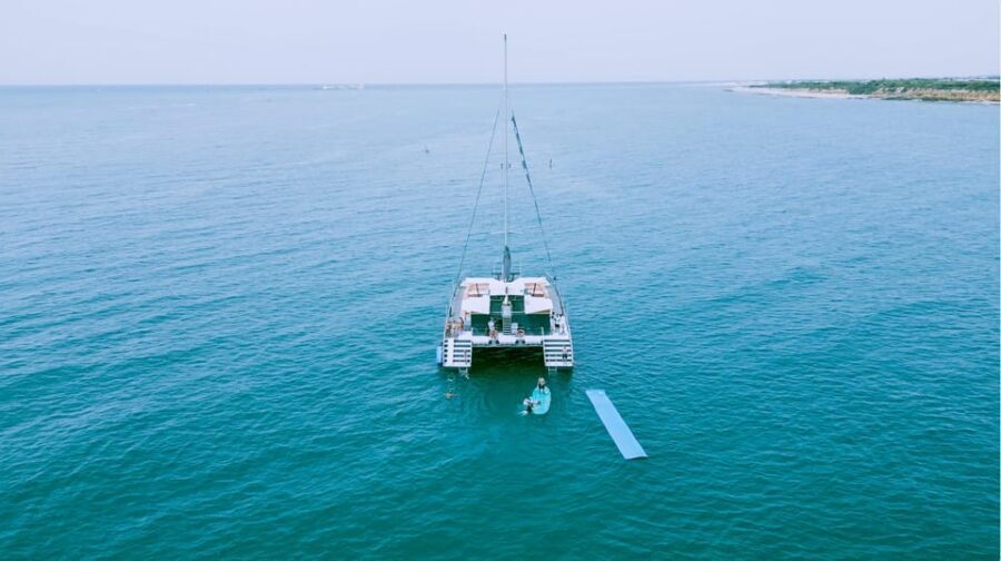 Cadiz capital:Catamarán Experience paseo con baño y almuerzo - An In-Depth Review of the Cádiz Catamaran Experience