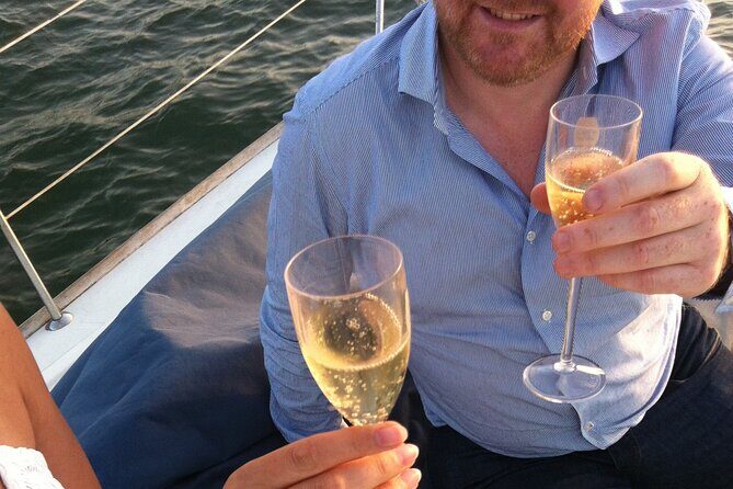 Cascais Romantic Private 2h Cruise with sparkling wine - FAQs