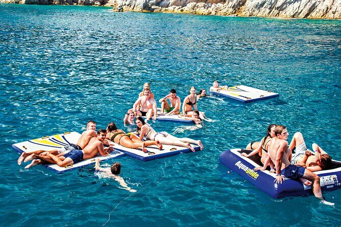 Catamaran departure in a young atmosphere - Who Will Love This Tour?