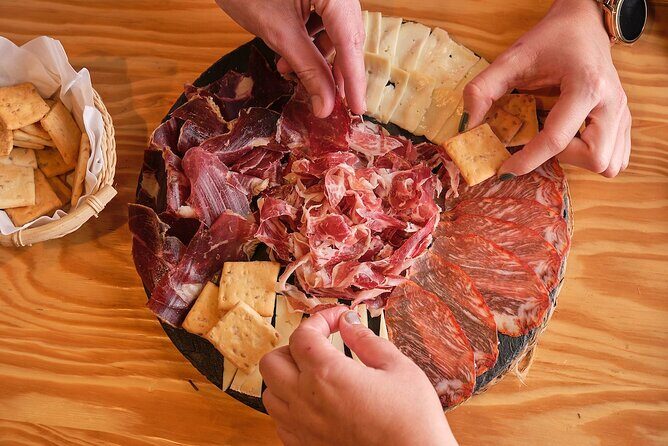 De Tapas in Malasaña: Evening Wine and Tapas Tour - Exploring Plaza del Dos de Mayo: A Historic Square