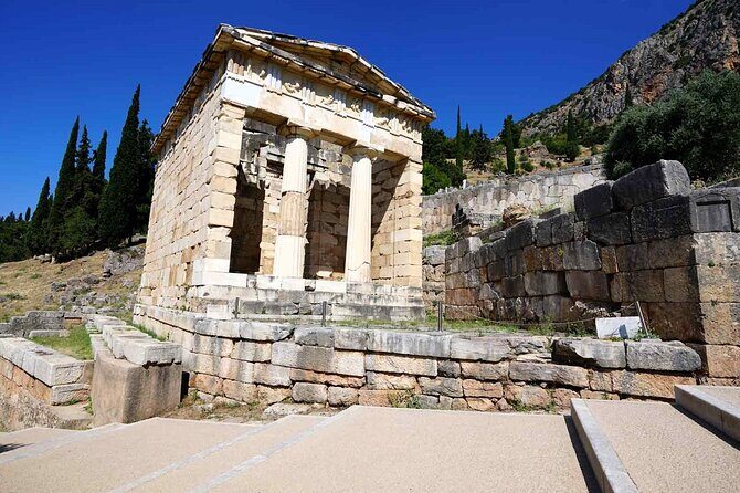 Delphi: Self-guided Audiovisual Tour with 3D Representations - The Basics of the Tour: What You Need to Know