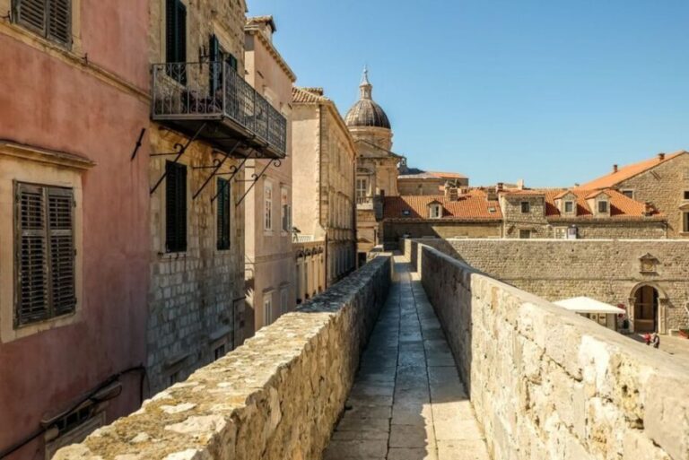 Dubrovnik: Old Town and City Walls Guided Walking Tour - The Experience: Pros and Cons