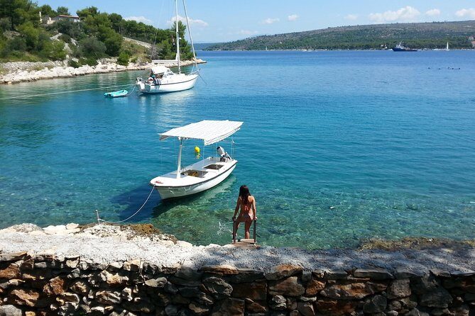 Explore west side of island Bra with Pasara boat - Traditional Dalmatian boat - Detailed Breakdown of the Experience