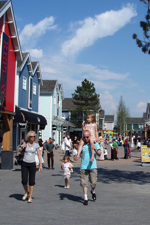 From Amsterdam: Private Day Trip to Fashion Outlet - Discovering the Fairytale of Batavia Stad