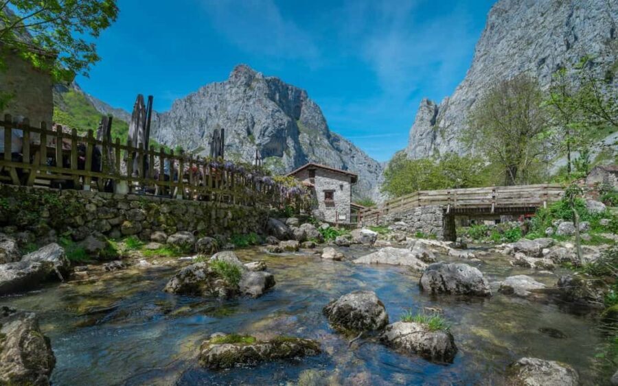 From Cangas de Onís: Lakes of Covadonga and Bulnes by funicular - The Sum Up