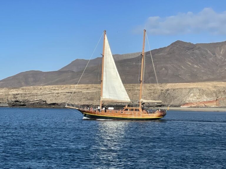 Fuerteventura: Sunset boat trip with DJ, Food & Drinks - FAQs