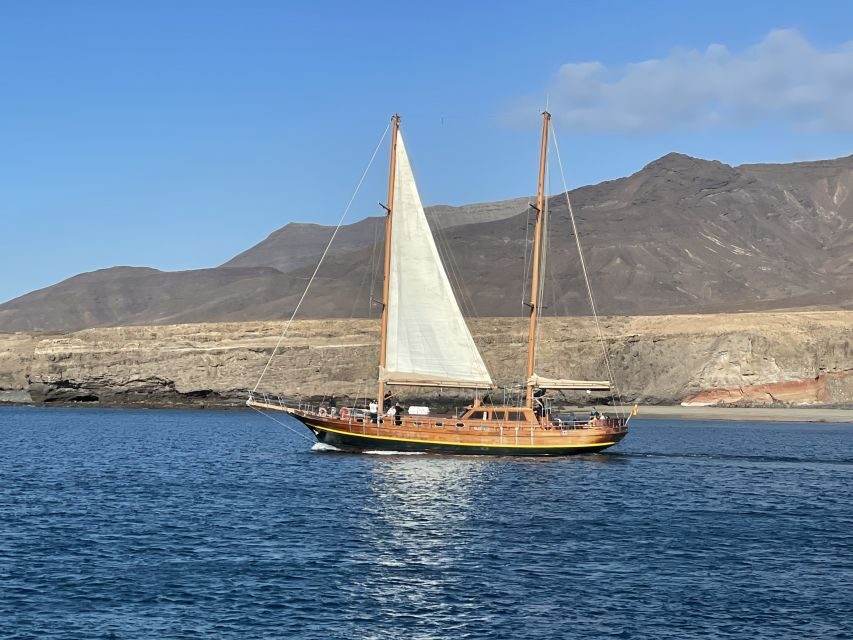 Fuerteventura: Sunset boat trip with DJ, Food & Drinks - FAQs