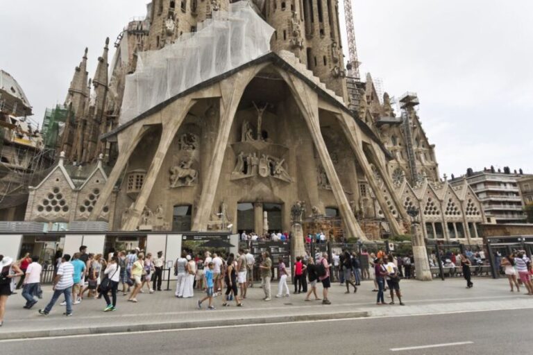 Gaudi's Masterpieces Private Tour in Barcelona - A Detailed Look at the Gaudí Masterpieces Private Tour