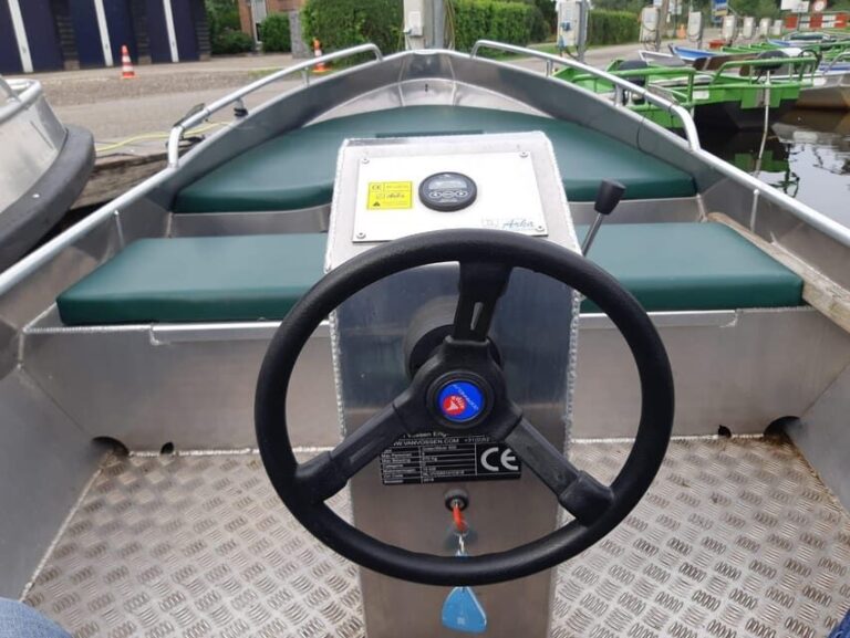 Giethoorn: 2 Hours 8 persons boat steeringwheel + cushions - Why Rent a Boat in Giethoorn?