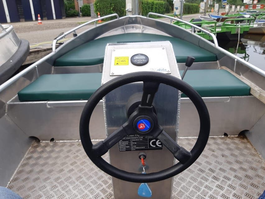 Giethoorn: 2 Hours 8 persons boat steeringwheel + cushions - Why Rent a Boat in Giethoorn?