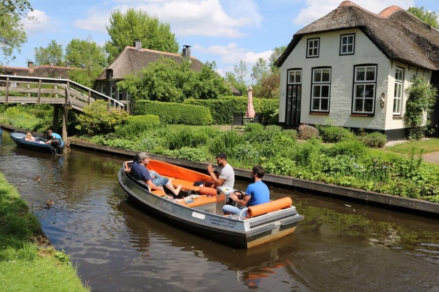 Giethoorn: 2,5 Hours 7 persons boat steeringwheel + cushions - What to Expect During Your 2.5-Hour Rental