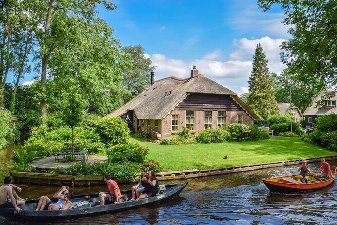 Giethoorn Day Trip from Amsterdam With Cruise and Cheeseplatter - Stop 3: Free Exploration in Giethoorn