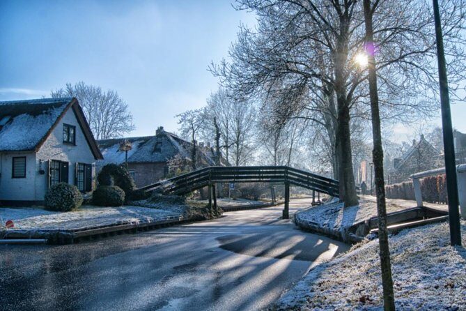Giethoorn Private Tour Guide Giethoorn in luxury Jaguar S Type - Who This Tour Is Perfect For