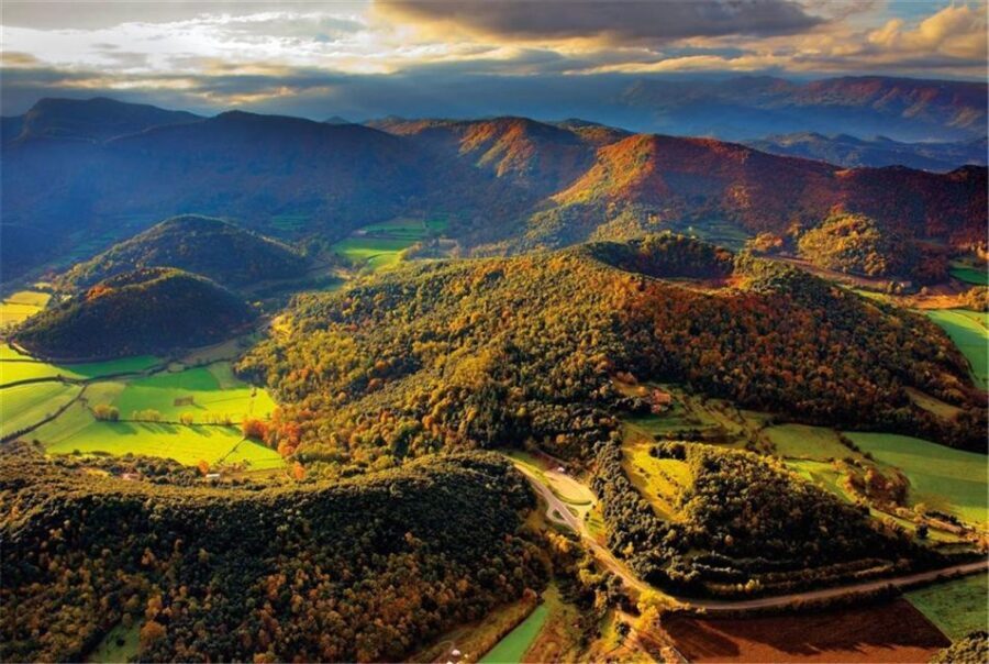 Girona: Volcano Area, Besalú, and Banyoles Lake Tour - Exploring the Volcanic Landscape of La Garrotxa
