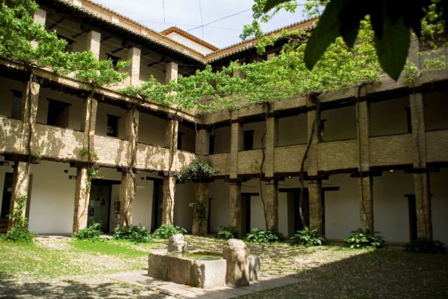 Granada Albaicín: 2.5-Hour Tapas & Drinks Walking Tour - Who Will Love This Tour?