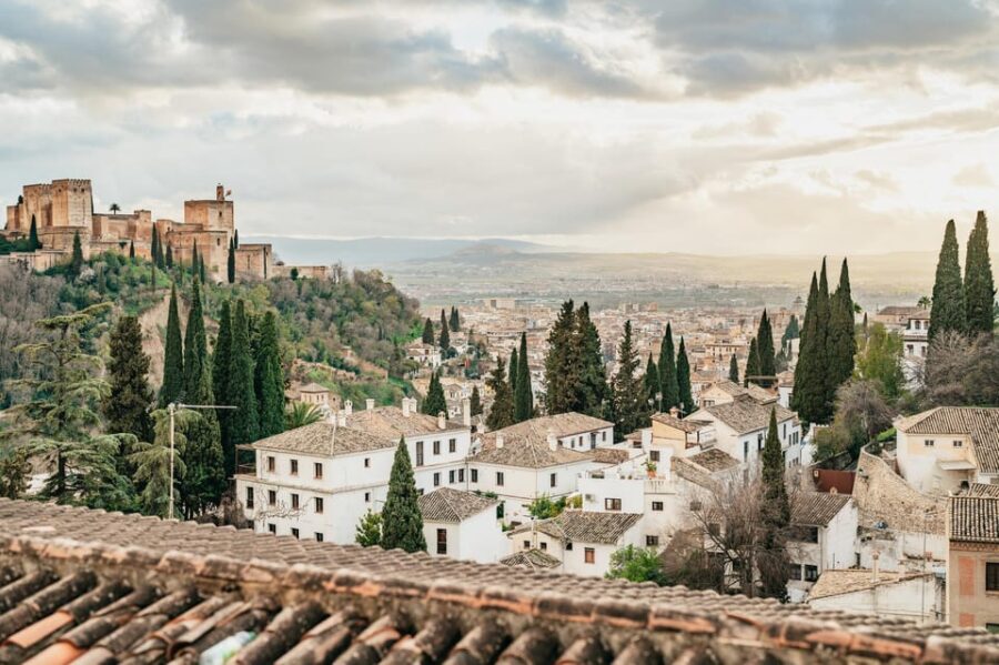 Granada: Albaicín and Sacromonte Guided Sunset Walking Tour