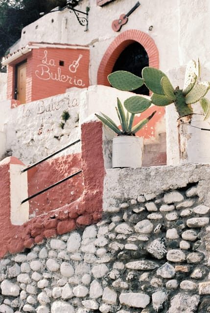 Granada: Albaicín and Sacromonte Sunset Tour & Flamenco Show - Discovering Sacromonte’s Gypsy Roots